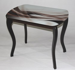 Стол с фотопечатью на деревянных опорах. Цвет:абстрактный коричневый.