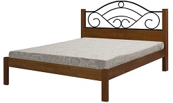 Кровать односпиночная из массива сосны с металлической ковкой.