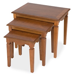 Комплект деревянных столиков. Цвет вишня.
