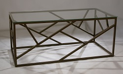 Дизайнерский столик из стекла и металла прямоугольной формы. Цвет золотисто-коричневый.