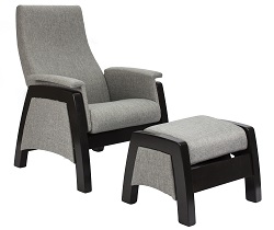 Кресло для отдыха в комплекте с пуфом. Цвет светло-серый.