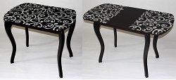 Стол с фотопечатью на деревянных опорах. Цвет:абстрактный черный. 
