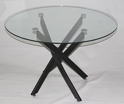 Стеклянный стол на окрашенном металлокаркасе. Цвет черный.
