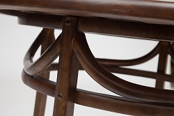 Деревянный стол со столешницей из стекла и ротанга. В комплекте со стульями.