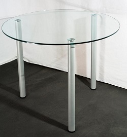 Стеклянный стол без полочки на металлических опорах. Стекло прозрачное.