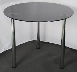 Стеклянный стол без полочки на металлических опорах. Стекло серое.