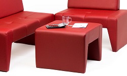Комплект из двухместного,одноместного дивана и столика из экокожи в красном цвете.