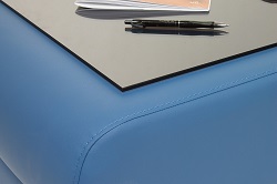Журнальный стол из кожзама и стекла. Цвет синий.