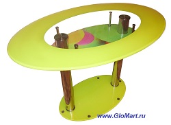 Овальный стеклянный стол с полочкой и стеклянным основанием.