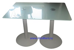 Стол со стеклянной столешницей на двух металлических опорах.