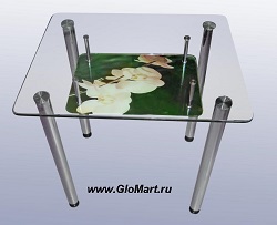 Стеклянный стол с прозрачной столешницей и полочкой с фотопечатью.