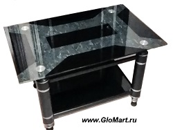 Журнальный стол из стекла и металла с геометрическим рисунком.