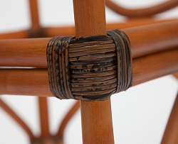 Стол из натурального ротанга со стеклом. Элемент плетения. 

