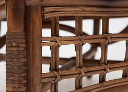 Кресло из ротанга с деревянной вставкой и подушками. Элемент плетения.