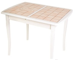 Раскладной кухонный стол с плиткой на столешнице.
