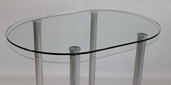 Стол со стеклянной столешницей на металлических опорах. Без полочки.