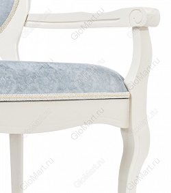 Кресло из массива дерева. Цвет молочный. Обивка из ткани с рисунком. 