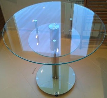 Круглый стол на одной ножке. Столешница - стекло.
