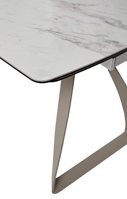 Раскладной стол из керамики и стекла на металлических опорах. Цвет: белый мрамор.