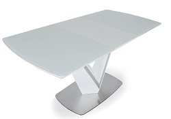 Обеденный стол большого размера