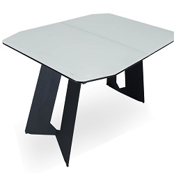 Обеденный стол черно-белого цвета