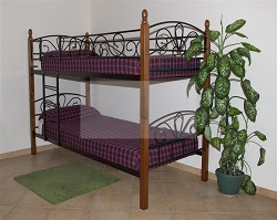 Двухъярусная кровать из металла и массива дерева