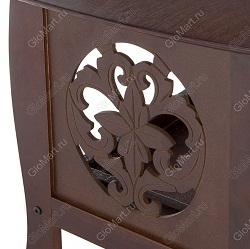 Прямоугольный резной деревянный стол с полочкой. Изготовлен из массива гевеи и шпона коричневого цвета