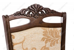 Кресло деревянное с обивкой из ткани. Сидение мягкое. Фрагмент спинки кресла