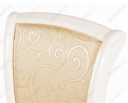 Кресло с обивкой из золотистой ткани. Каркас молочного цвета изготовлен из массива гевеи. Фрагмент спинки
