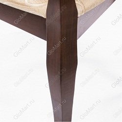 Кресло с обивкой из золотистой ткани. Каркас коричневого цвета изготовлен из массива гевеи. Фрагмент спинки