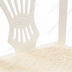 Деревянный стул с мягким сиденьем. Цвет каркаса молочный. Обивка из ткани с рисунком. Фрагмент стула
