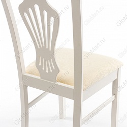 Деревянный стул с мягким сиденьем. Цвет каркаса молочный. Обивка из ткани с рисунком. Фрагмент стула