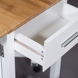 Кухонный столик на роликах с двумя табуретами. Изготовлены из массива сосны и прессованного бамбука. Фрагмент стола