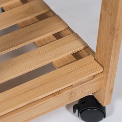 Разделочный кухонный столик на роликах с откидными столешницами. Материал - прессованный бамбук. Фрагмент стола