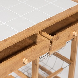 Разделочный кухонный столик с выдвижными ящиками, полками и корзинами. Фрагмент стола