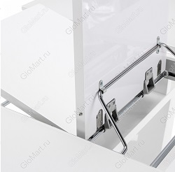 Белый стол со стеклянной столешницей
