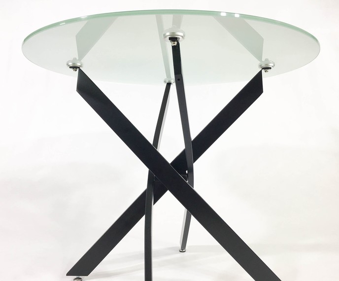 Круглый стеклянный стол с матовой столешницей и металлическими ножками черного цвета