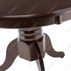 Круглый журнальный столик из дерева. Цвет коричневый. Фрагмент стола