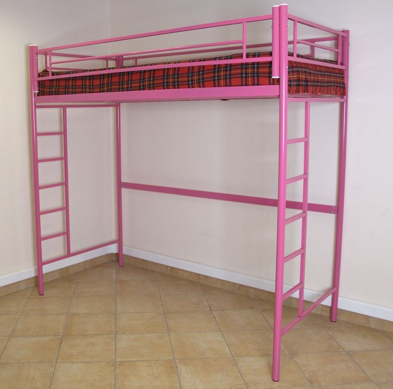 Розовая кровать-чердак из металла.