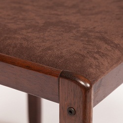 Обеденная группа - стол и 4 стула. Цвет дерева коричневый (венге). Фрагмент стула
