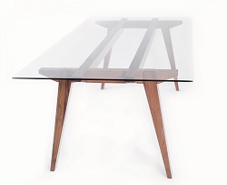 Прямоугольный стол из стекла и дерева.