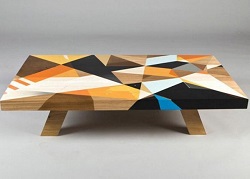 Кофейный столик из контрастных материалов