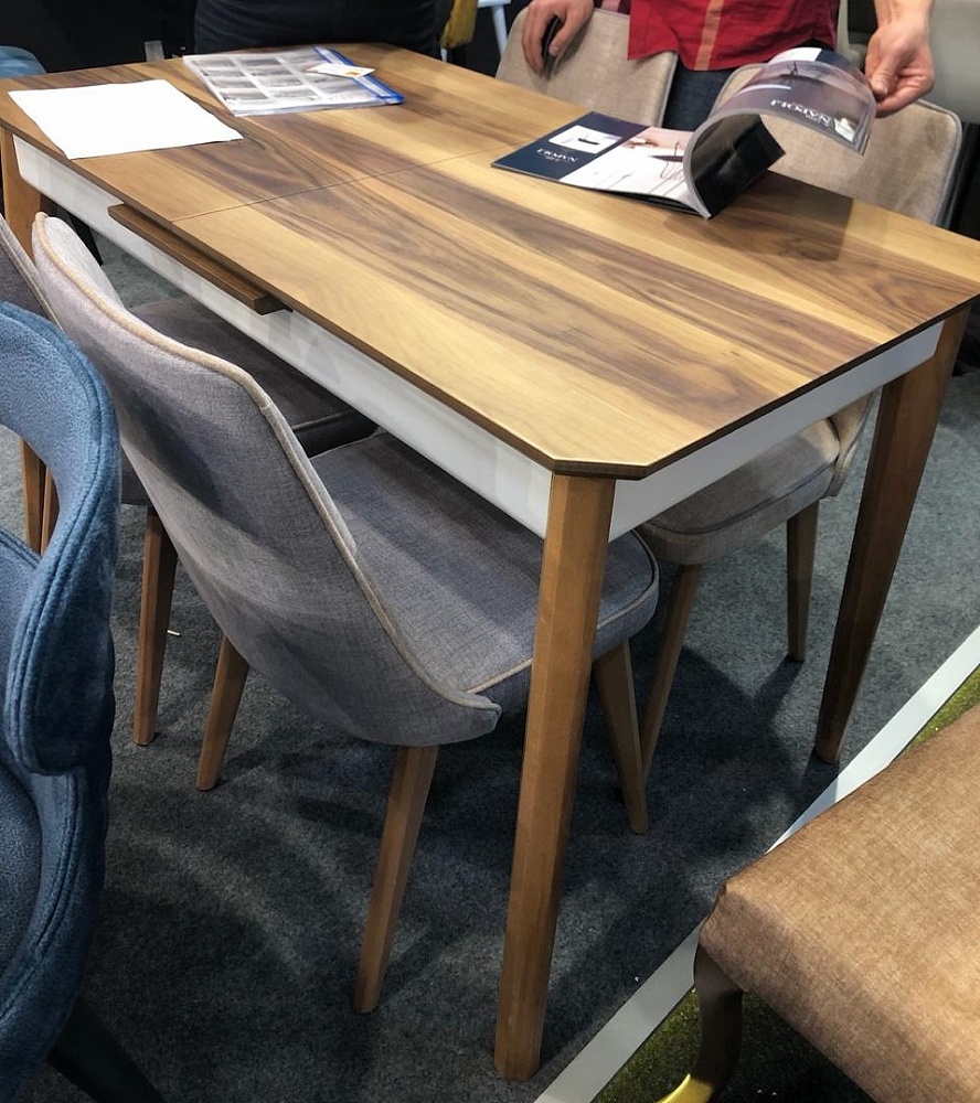 Раскладной прямоугольный обеденный стол из дерева. Фото в интерьере