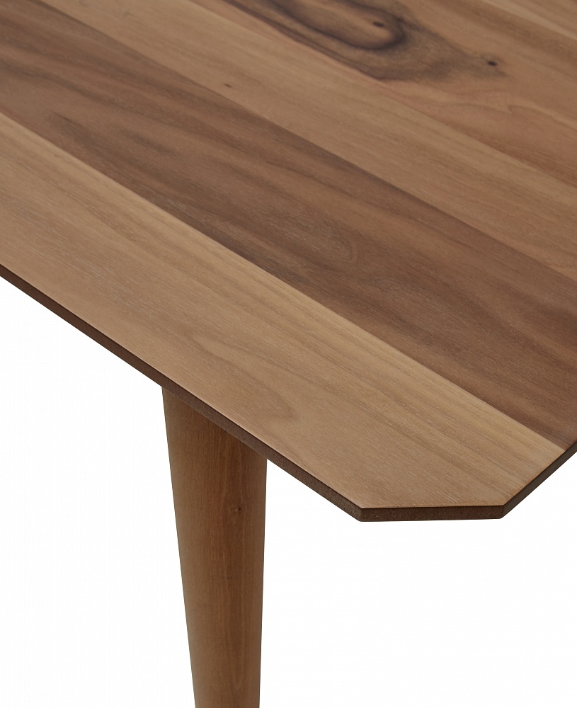 Раскладной прямоугольный обеденный стол из дерева.