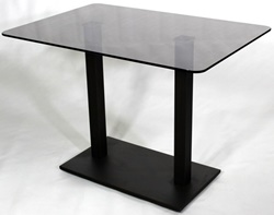 Серый стеклянный стол на металлическом каркасе черного цвета 