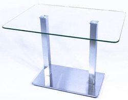 Прозрачный стеклянный обеденный стол на квадратной опоре и металлическом каркасе