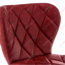Барный стул на металлической опоре. Цвет обивки красный. Фрагмент стула
