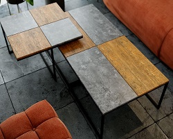 Квадратный журнальный столик на металлическом каркасе. Цвет: дуб американский/серый бетон.