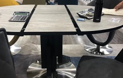 Круглый стол с покрытием из меламина на металлическом каркасе. Цвет: светло-серый