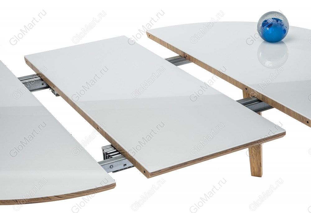 Раздвижной стол из стекла и дерева. Цвет столешницы белый.